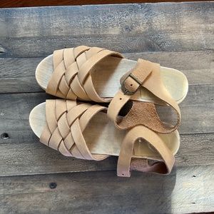 No.6 Huarache clogs on mid-heel. No.6 size 38. Colour: Honey